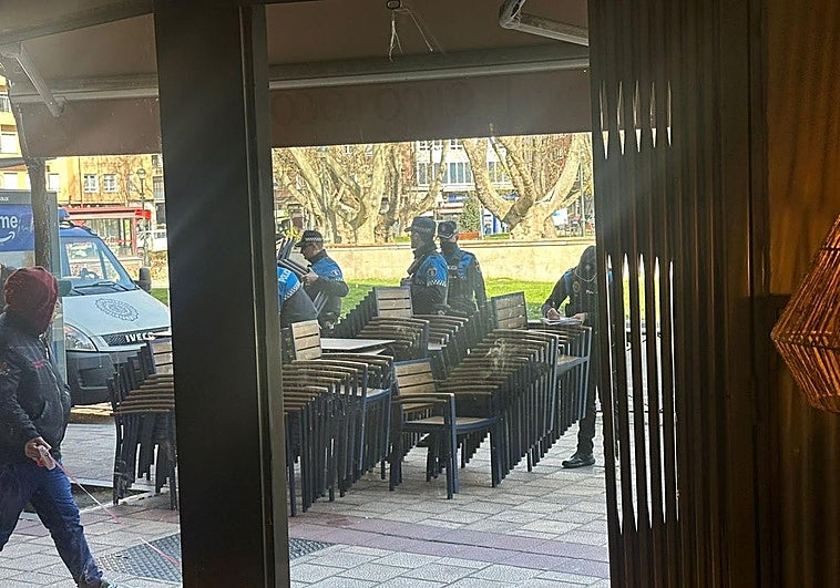 La Policía se lleva una terraza de la Circular por impago y el hostelero alega que la está regularizando